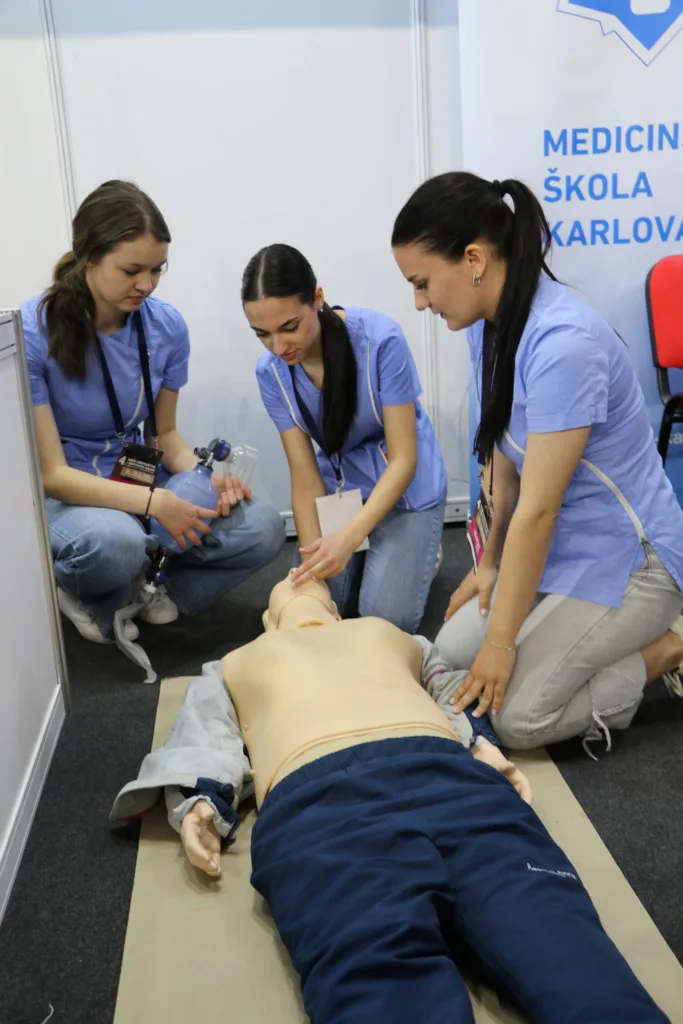 učenice prva pomoć