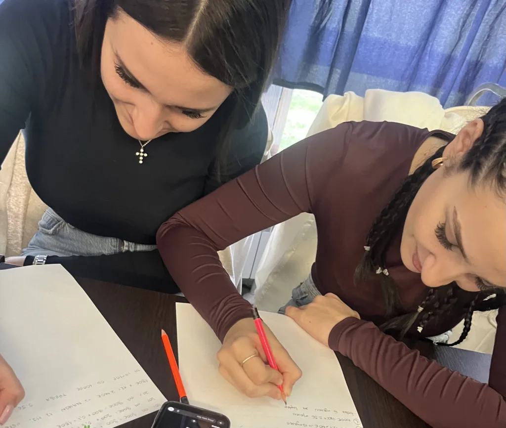 učenici igraju igru