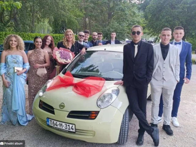 Maturanti iz Mostara razrednici tajno obnovili automobil: „Imam novi auto”